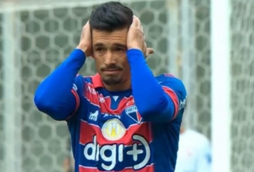 Phản lưới khó tin từ giữa sân, sao Brazil tái hiện siêu phẩm của Harry Kane