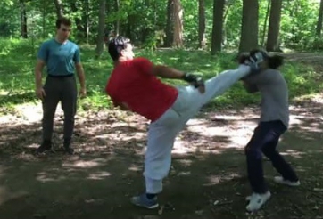 Sư đệ của Flores tỉ thí với võ sĩ gốc Việt tại công viên