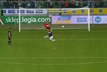 VIDEO: Cú sút penalty 'đánh lừa cả thế giới' có một không hai