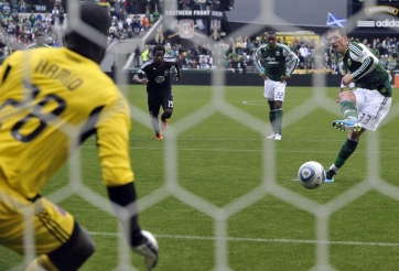 VIDEO: Thủ môn đen đủi nhất quả đất và bi kịch 3 quả penalty