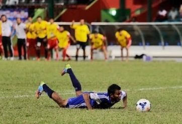 VIDEO: Cầu thủ ngã 'sấp mặt' vẫn sút penalty ghi bàn cực chất