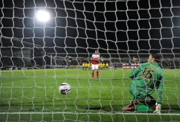 VIDEO: Quả penalty may mắn nhất thế giới, sút trượt mà vẫn vào