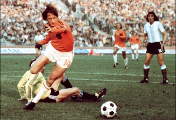VIDEO: Huyền thoại Johan Cruyff lừa cả thế giới với cú penalty quá đỉnh