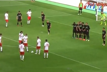 VIDEO: Pha dàn xếp đá phạt 'cồng kềnh' nhưng hiệu quả khó tin