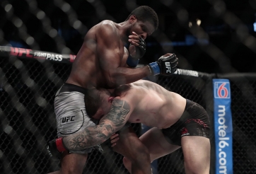 UFC dậy sóng: Võ sĩ 3 lần bị đá vào chỗ hiểm vẫn đứng vững 'báo thù'