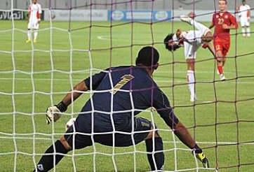 VIDEO: Cú sút penalty ở tư thế quay lưng cực ngẫu hứng và ảo diệu