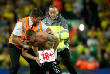 Sốc! CĐV khỏa thân 100% lao vào sân phá rối trận Liverpool gặp Norwich