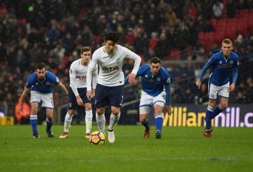 VIDEO: Son Heung-min nhận thẻ vàng khó hiểu sau quả penalty thành công