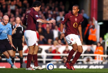 VIDEO: Huyền thoại Arsenal bị đồng đội chê cười vì cú đá penalty cực ngớ ngẩn