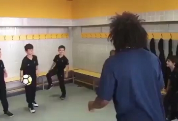 VIDEO: Marcelo thực hiện thử thách đánh đầu cùng đội của con trai