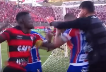 Ức chế vì thẻ đỏ, cầu thủ lao ra sân đấm cổ động viên