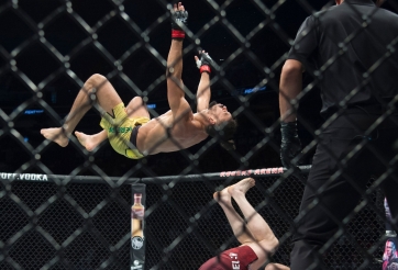 Trận đấu kỳ dị nhất UFC! Võ sĩ ra đòn kiểu nhào lộn và cái kết