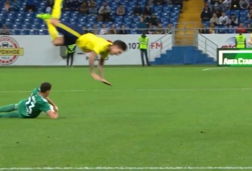 VIDEO: Bị chặt chém, cầu thủ nhào lộn cực đỉnh để thoát chấn thương