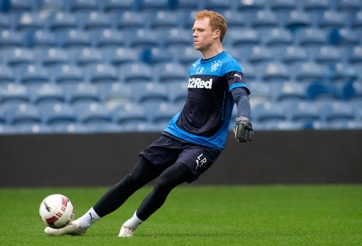 VIDEO: Thủ môn người Anh ghi bàn bằng cú sút đậm chất 'hư cấu'