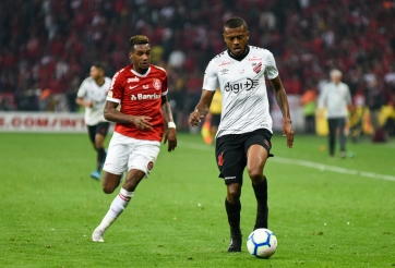 VIDEO: Sao Brazil sử dụng 'hư chiêu' khiến 2 cầu thủ đối phương đứng hình