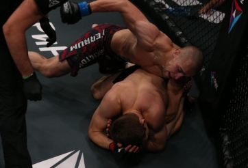 VIDEO: Ra chiêu hụt, võ sĩ cắm đầu bỏ chạy nhưng vẫn 'no đòn'