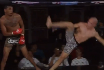 VIDEO: Võ sĩ siêu nhọ, ra đòn trượt và cái kết 'gậy ông đập lưng ông'