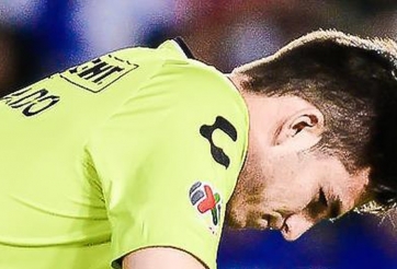 VIDEO: Vừa đá vừa 'thư giãn', thủ môn biếu không bàn thắng cho đội bạn