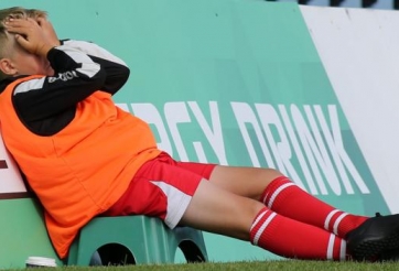 HY HỮU: Trọng tài rút thẻ đỏ đuổi cả đội... nhặt bóng vì lý do khó đỡ