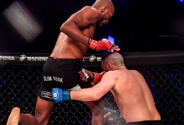 Ra đòn 'máy bay chiến đấu' hạ gục đối thủ, võ sĩ MMA 'hóa điên' khi ăn mừng