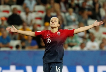 VIDEO: Nữ cầu thủ gây sốt với pha ghi bàn kiểu 'bọ cạp'