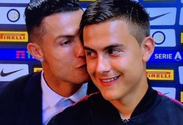Ronaldo khiến Dybala bối rối khi trao... nụ hôn