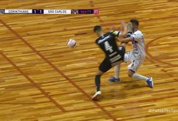 VIDEO: Đá bóng như đánh người, cầu thủ Brazil khiến đối thủ bất tỉnh