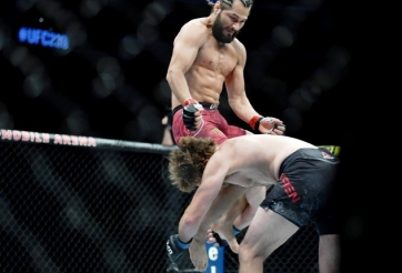 Ra đòn 'gối bay' tàn khốc, võ sĩ người Mỹ đi vào lịch sử UFC