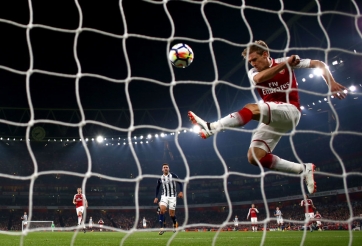 VIDEO: Hậu vệ giải Hà Lan cứu thua không tưởng ngay trên vạch vôi