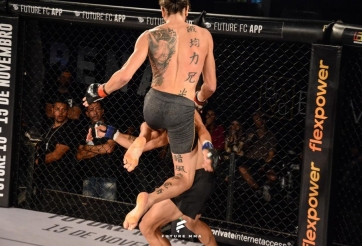 Tung đòn gối bay 'điên rồ', võ sĩ MMA khiến đối thủ bất tỉnh tại chỗ