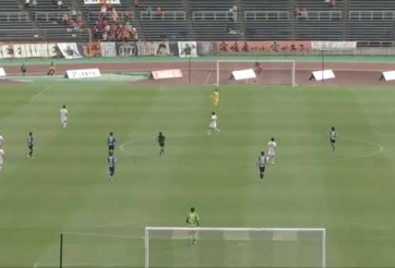 VIDEO: Trận đấu kỳ lạ với 2 siêu phẩm được ghi từ quá nửa sân