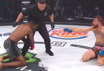 Bị đánh tối mặt, võ sĩ bất ngờ chuyển hướng tấn công... trọng tài