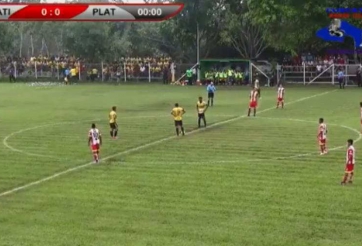 VIDEO: Không cần giao bóng, cầu thủ sút tung lưới đối phương