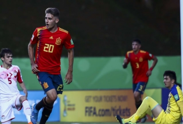 VIDEO: Vô tư chuyền về, cầu thủ U17 tự biến mình thành trò đùa