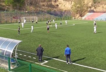 VIDEO: Nhắm mắt phá bóng, hậu vệ vô tình tạo nên siêu phẩm để đời