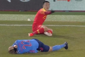 Đạp đối thủ, cầu thủ Trung Quốc bao biện: 'Đầu anh ta lao vào chân tôi'