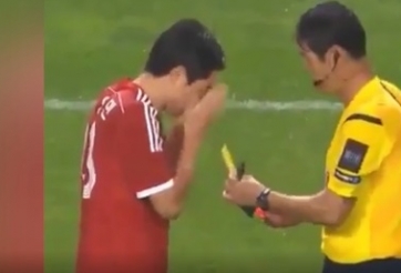 Hy hữu: Trọng tài đưa thẻ cho cầu thủ lựa chọn