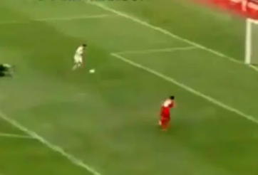 VIDEO: Cầu thủ phải xin lỗi CĐV vì pha bỏ lỡ thảm họa nhất thế giới