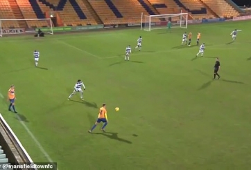 VIDEO: Cầu thủ 'sút bừa' tạo nên siêu phẩm giải cứu đội nhà