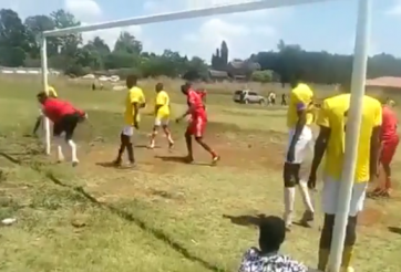 HÀI HƯỚC: Thủ môn cầm bóng chạy thẳng vào sau khung thành