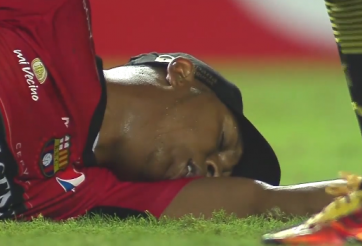 VIDEO: Thủ môn giả vờ ngất để tránh thẻ đỏ và cái kết siêu hài