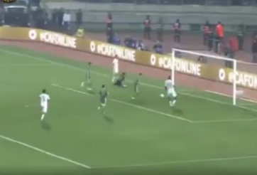 VIDEO: Cầu thủ châu Phi sút ra ngoài ở cự ly dưới 1 mét