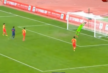 VIDEO: Thủ môn Trung Quốc bắt bóng như diễn hài, báo hại đội nhà