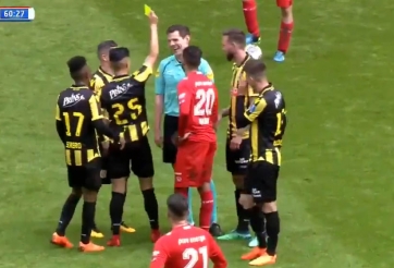 VIDEO: Cầu thủ rút thẻ vàng phạt trọng tài vì lỗi... ăn vạ