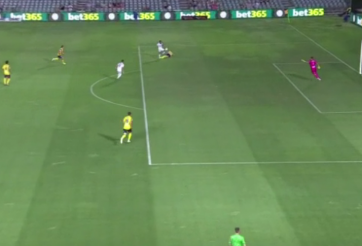 VIDEO: Hậu vệ tặng quà năm mới cho đối thủ với pha bóng ngớ ngẩn