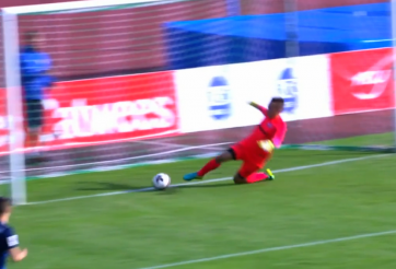 VIDEO: Không một lần chạm bóng, đội bóng vẫn có bàn thắng