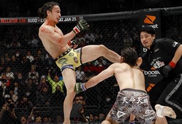 VIDEO: Võ sĩ MMA knock-out đối thủ với pha 'sút đầu như sút bóng'