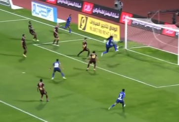 VIDEO: 'Tiền đạo Zombie' gây cười khi chuyển hóa bàn thắng thành cơ hội