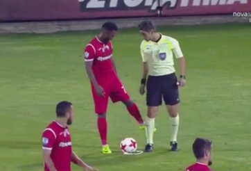 VIDEO: Trêu đùa trọng tài, cầu thủ nhận cái kết ngỡ ngàng