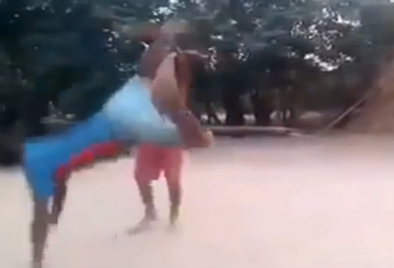 VIDEO: Hai cậu bé tỉ thí như cao thủ võ lâm